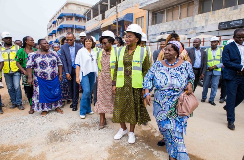  Le Premier ministre constate l’évolution des travaux au marché de Adawlato