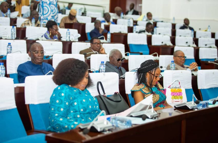  Hémicycle : Les députés votent le budget, exercice 2024 de l’Assemblée Nationale